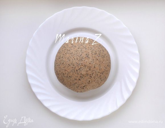 Замесить крутое тесто. Завернуть его в пищевую пленку и дать отдохнуть 20-30 мин. Тесто эластичное и не липкое. 