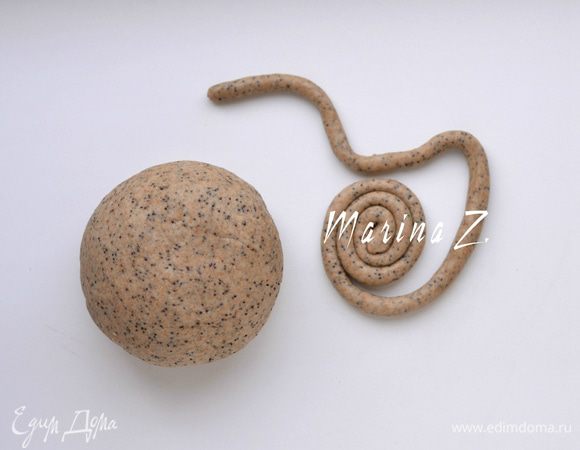 Отщипываем от теста небольшие кусочки и раскатываем жгуты толщиной примерно 0,5 см. 