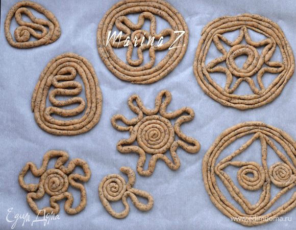 Из жгутов плетем узоры, формируя печенье. Лучше это делать прямо на противне, застеленном пергаментом. 