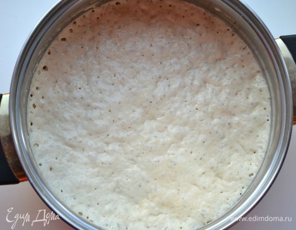 Приготовление опары. 80 мл теплой воды, 20 гр живых дрожжей, 80 гр муки смешать. Накрыть. Дать подойти в течении 30 мин.