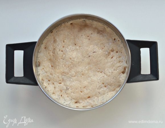 Оставшиеся дрожжи покрошить в теплое молоко, дать им ожить. Оставшуюся муку (всего муки на кулич идет 800-900 г, в зависимости от качества, содержания в ней клейковины) смешать с маслом.