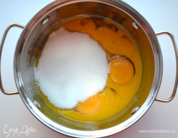 Отделить желтки от белков. Желтки соединить с сахаром.