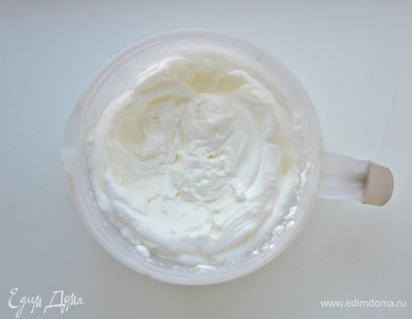 Белки взбить до состояния устойчивой массы (2 белка оставить на глазурь).