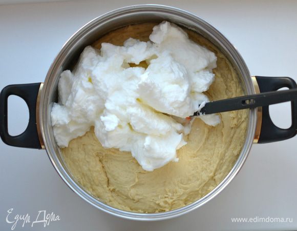 К опаре добавить соль, молоко с дрожжами, взбитые желтки с сахаром. Все перемешать. Добавить муку с маслом и взбитые белки. Перемешать.