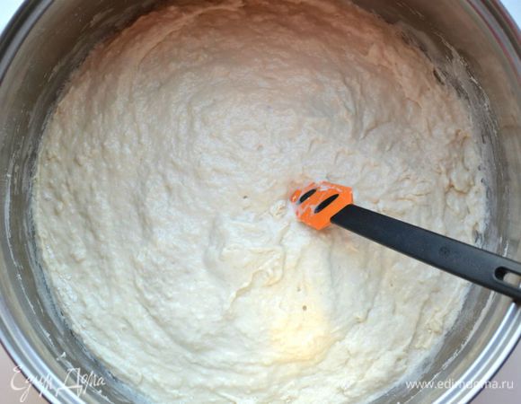 Замесить тесто. При необходимости добавляем еще немного муки. Вымешиваем долго, до тех пор, пока оно не начнет хорошо отлипать от рук.