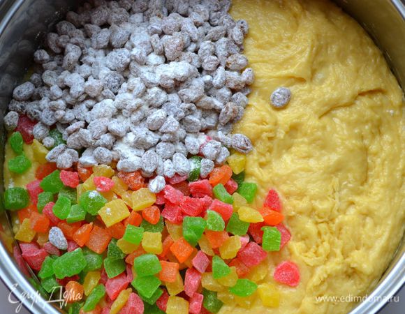 Всыпать изюм, цукаты и цедру. Перемешать. Поставить на расстойку в теплое место. После первого подъема обмять, после второго подъема снова обмять. Расстойка занимает примерно 2 часа.