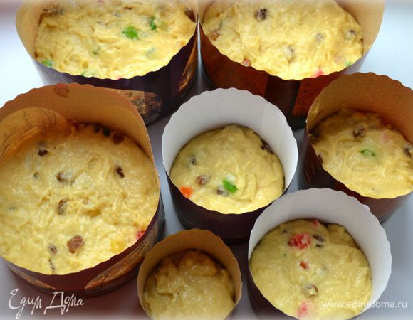 Разложить тесто в формы, дать расстояться примерно 30-40 мин. Оно должно подняться, увеличиться вдвое.