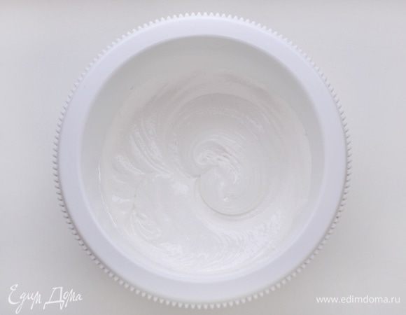 Глазурь. 2 белка взбить, постепенно добавляя сахарную пудру. В середине процесса добавить 1 ч.л. уксуса или лимонного сока.