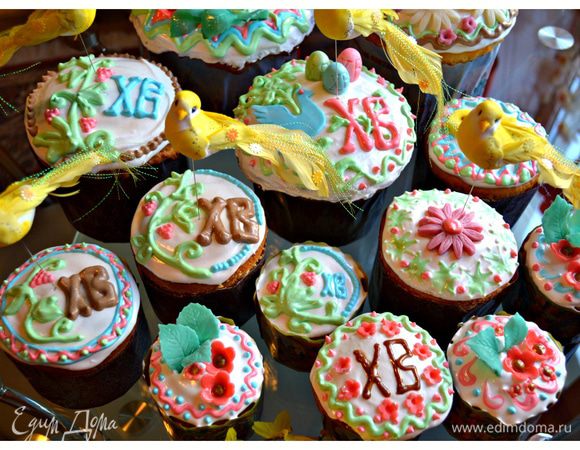 Часть глазури отделить, добавить еще немного сахарной пудры (чтобы она была погуще), взбить до устойчивых пик как на безе. Добавить красители.
Куличи покрыть белой глазурью.