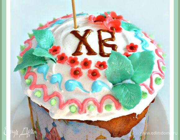 Украсить заранее приготовленными деталями из сахарной мастики. Затем при помощи корнетика расписать подкрашенной глазурью.