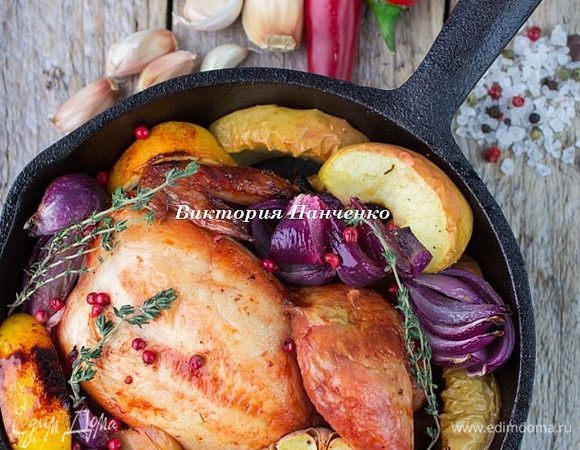 Запекать в предварительно разогретой до 180 градусов духовке 25 минут до румяной корочки цыплят. Подавать в сковородках.