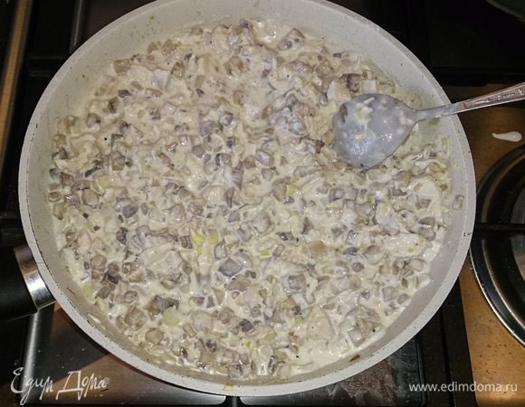 Грибы режем кубиками, шинкуем мелко лук. Отварную куриную грудку режем тоже небольшими кубиками. На сковороде обжариваем лук с маслом, затем кладем к нему грибы и тушим минут 10. Добавляем курицу и сметану, перемешиваем и тушим еще 10 минут. 