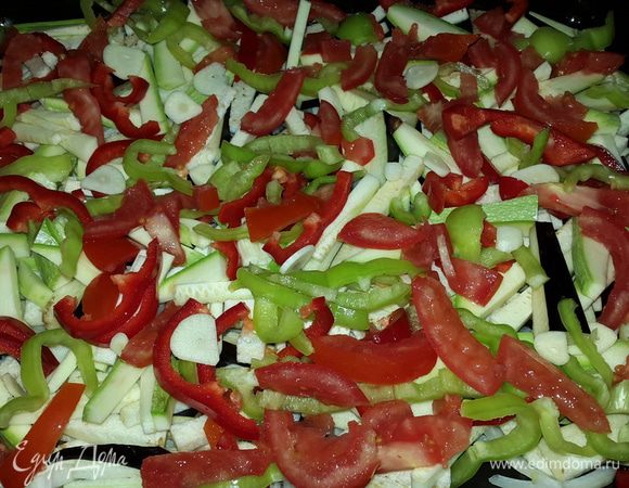 Противень смазываем оливковым маслом и по очереди, выкладываем, равномерно распределяя нарезанные овощи: лук - четверть-кольцами, баклажан, кабачок, перцы и помидоры - соломкой, чеснок - дольками.