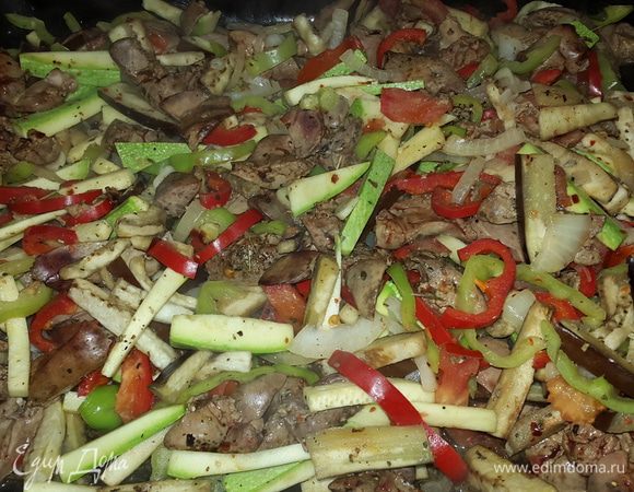 Примерно через 10-15 минут достаем, перемешиваем и переставляем противень на средний уровень, убавив жар до 180С.