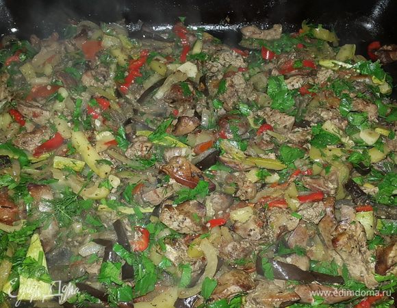 Затем все с тем же интервалом снова достаем противень, посыпаем зеленью, перемешиваем, ставим в духовку и выключаем её.