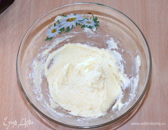 Взбейте мягкое сливочное масло (1 ст. л.) с сахаром (2 ст. л.) в однородную пышную массу.