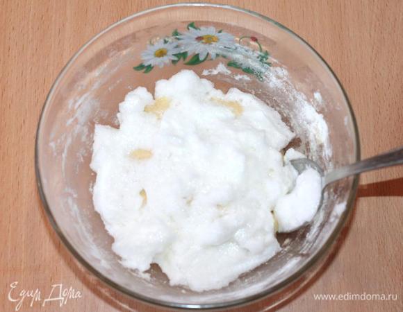 Аккуратно соедините тесто со взбитым белком. Выложите тесто в корнетик. 