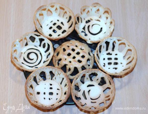  Вынимаем из формы и заполняем карамельным кремом.