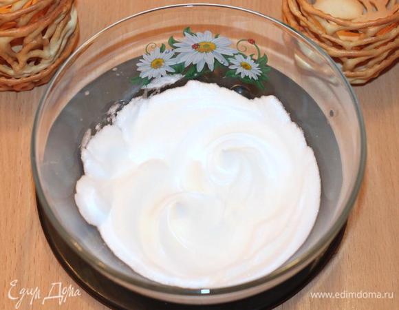 Для приготовления карамельного крема приготовим: 4 ст. л. сахара, 1 ст. л. воды, лимонную кислоту по вкусу, 1 куриный белок и щепотку соли.

Добавляем в охлажденный белок маленькую щепотку соли и взбиваем с помощью миксера до густой пены (пиков). 