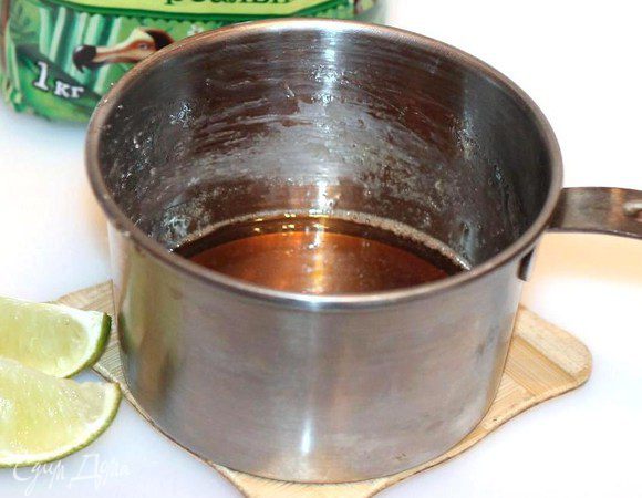 Сахар (4 ст. л.) смешиваем с водой (1 ст. л.) и лимонной кислотой (по вкусу). Ставим кастрюлю на средний огонь, доводим до кипения и варим, помешивая на маленьком огне до тех пор, пока капля карамели не станет застывать в холодной воде, т. е. берете немного сиропа и капаете в стакан с холодной водой, должен образоваться шарик. Немного вот таких шариков оставьте для украшения крема.