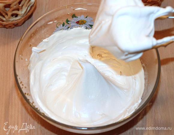 В взбитый охлажденный белок не выключая миксер, тонкой струйкой вливаем сахарный сироп и продолжаем взбивать до полного остывания крема. Получается густой, устойчивый крем. Выкладываем крем в корнетик с насадкой "лепесток".