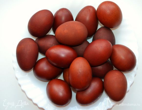 Яйца сварить в луковой шелухе, добавив 1,5 ст.л. поваренной соли на 1 л воды (для того, чтобы яйца не треснули).
Чтобы цвет яиц был насыщенным, замочите луковую шелуху на ночь, а утром ее нужно хорошо протомить - около часа-двух на маленьком огне. Остудить. Только потом класть яйца. Яйца должны быть комнатной температуры. Соблюдая эти условия, ни одно яйцо при окрашивании ни треснет.