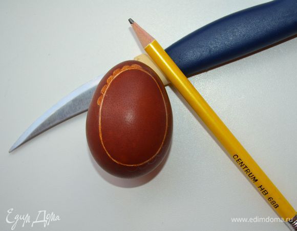 Карандашом нанести рисунок и кончиком острого тонкого ножа соскабливать верхний, окрашенный, слой скорлупы по контуру.