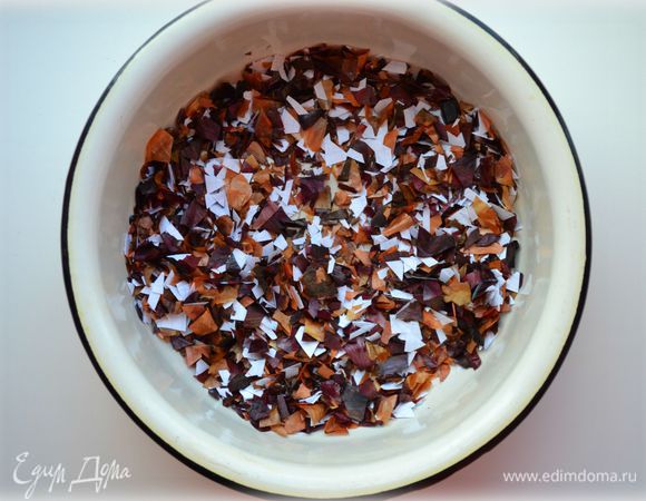 Второй способ. Луковую шелуху мелко нарезать вместе с белой бумагой.