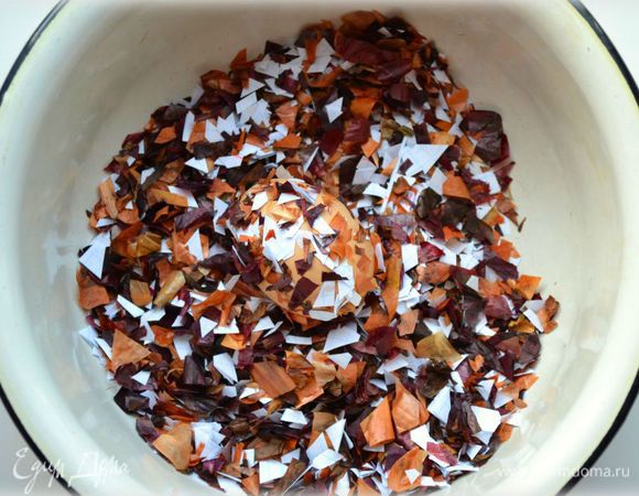 Яйцо смочить в воде, обвалять в нарезке.