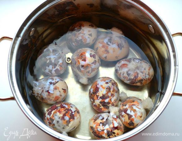 Сложить яйца в кастрюлю.