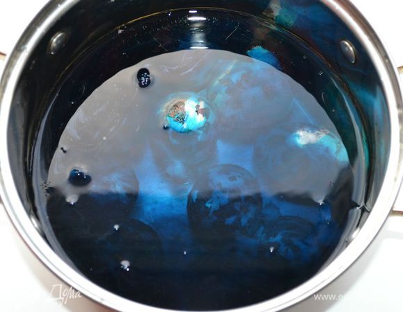 Добавить 1 пузырек аптечной зеленки и варить яйца 15 минут после закипания. Остудить, снять марлю и очистить от шелухи.