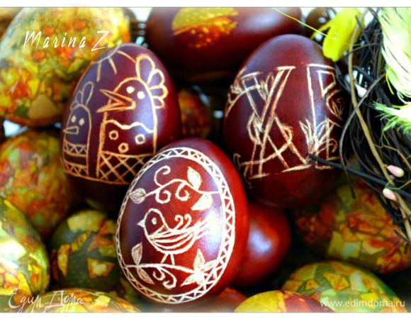 Каждое яичко смазать растительным маслом для блеска.