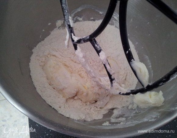 Смешать ингредиенты: муку, масло мягкое, ваниль, разрыхлитель и воду. Можно руками, миксером не обязательно.