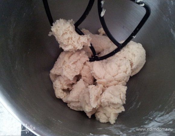 Вот такое тесто получается, очень мягкое на ощупь.