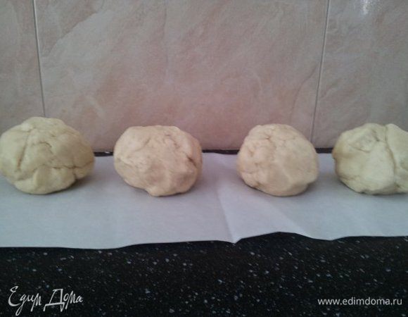 Разделить на 4 части, можно и на 2. Я люблю тонкие рулетики и аккуратные печенюшки на пару укусов, поэтому делю тесто на 4 части.