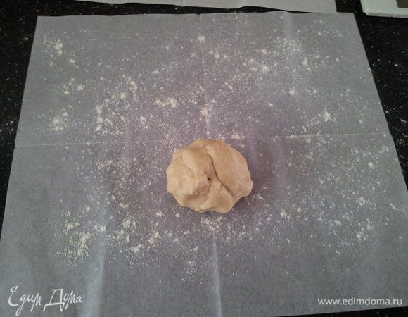 Раскатывать тесто желательно на бумаге, заранее припудренной мукой
