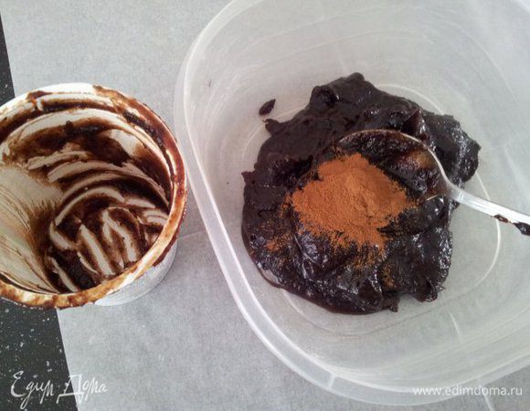 Тем временем финиковый наполнитель смешиваем с корицей.