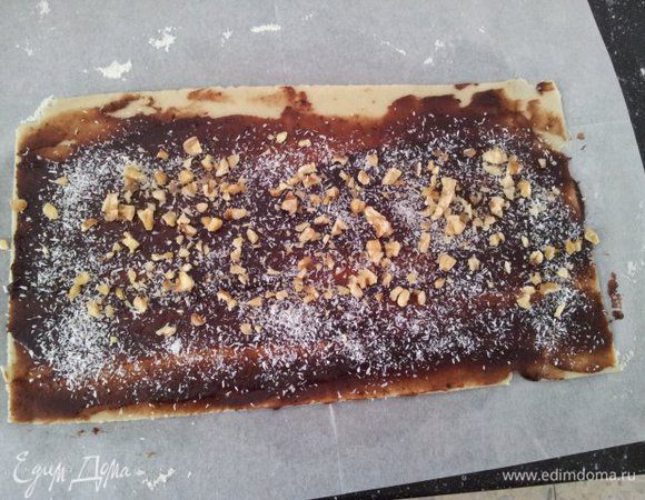 Намазываем на наш прямоугольник, посыпаем кокосовой стружкой (по желанию, совсем не обязательно) и орехами! Орехи немного измельчить.