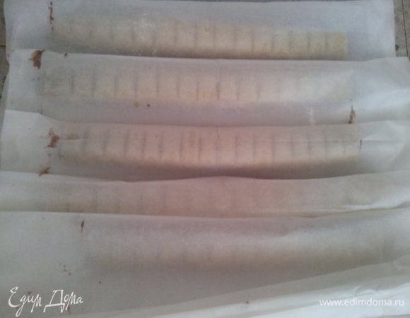 Я каждый рулетик кладу на противень с бумагой, на которой он был раскатан и накрываю, это совсем не обязательно. Главное, после выпечки тесто должно оставаться белым.
Выпекать при 170 градусах 35 минут 