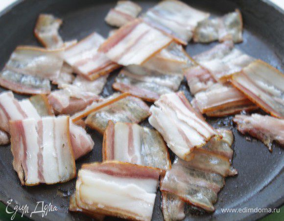 В другой сковороде обжарьте нарезанный бекон или грудинку до хрустящей корочки.