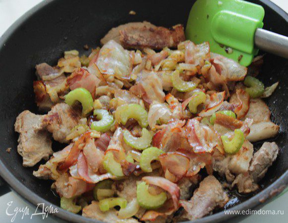 Добавить бекон и овощи к мясу.