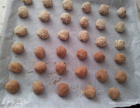 Масло должно быть холодное и порезанное на небольшие кубики. Все ингредиенты (масло, кунжутная паста, сахар, мука, разрыхлитель, соль, корица) положить в блендер и замесить тесто.
Если у кого-то нет блендера, можно тесто сделать в миксере или вручную, но масло тогда должно быть мягким

После того, как масса стала однородной, катаем шарики, весом по 12 грамм. Важно, чтобы вес был одинаковым (печенки будут красивыми и пропекутся равномерно. Выходит 33 шарика.