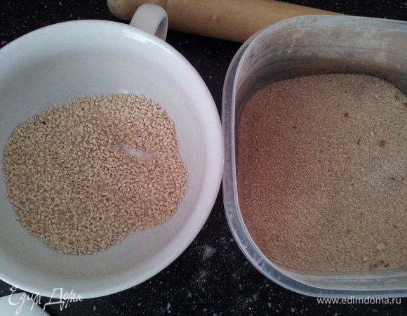 В одной мисочке кунжут в другой сахар с корицей. Шарики формируем и обваливаем, кладем на противень как показано выше.