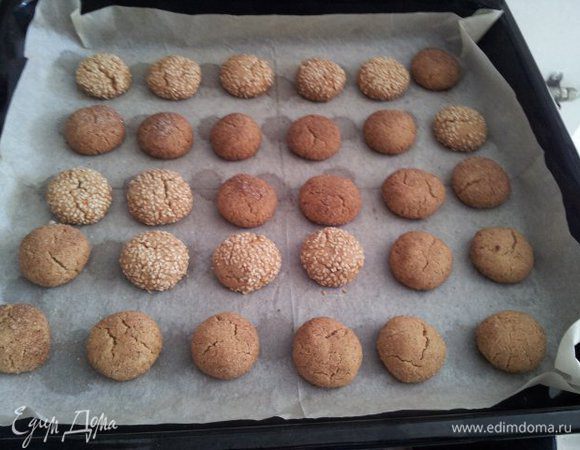 Вот что у нас получается после выпечки. Печь при температуре 180 градусов 15-20 мин. Хранить такое печенье нужно в зарытой посуде.
Я заметила, печенья, обваленные в кунжуте, после 15 минут в духовке начинают пригорать, поэтому лучше разделить и вытащить через 15 минут, а с корицей на 5 мин позже.