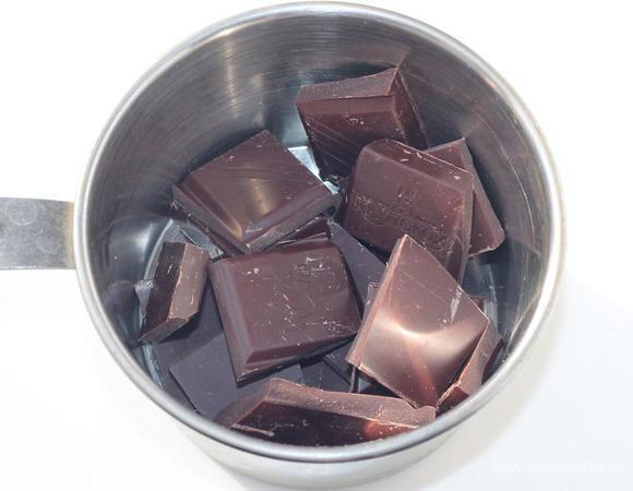 Растопим шоколад на водяной бане. Шоколад у меня с миндалем.