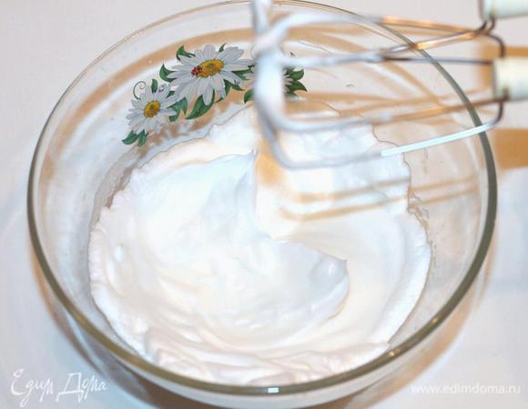 Добавим в охлажденный белок (1 шт.) щепотку соли и взбиваем с помощью миксера до густой пены (пиков).