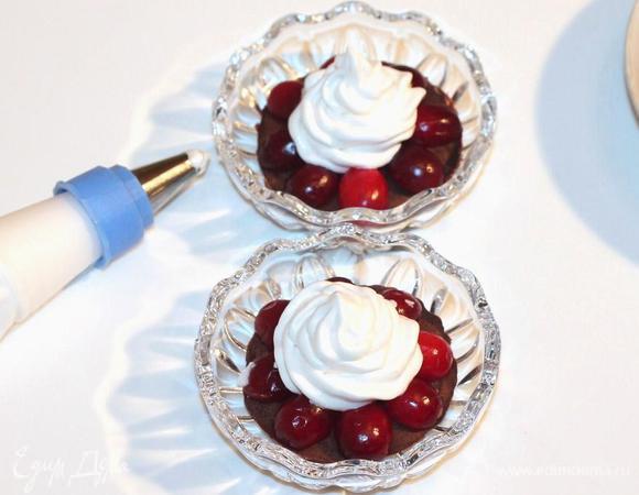 Затем при помощи корнетика кладем в середину пирожного белковый крем.