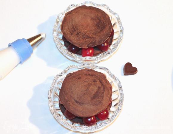 На крем укладываем следующий кружок шоколада.