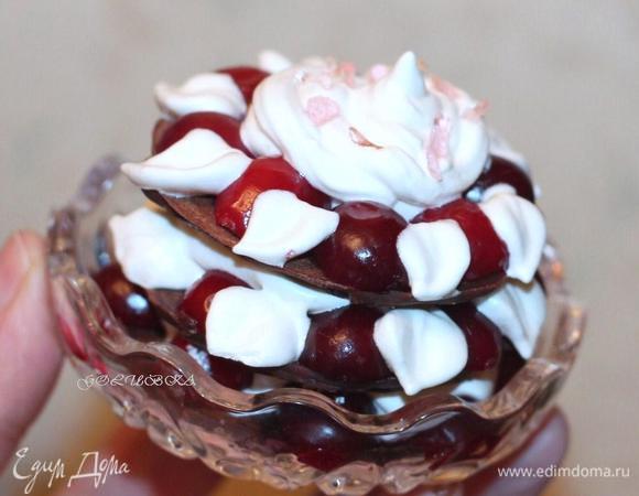 Верх пирожного можно украсить по своему вкусу.