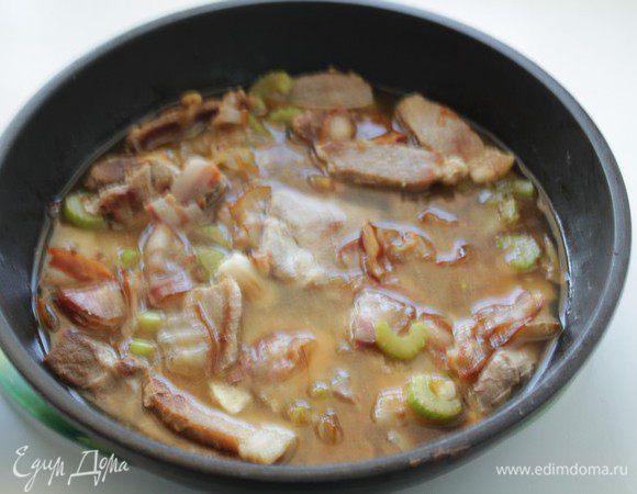 Добавить вино и воду, посолить, поперчить, накрыть крышкой и отправить в духовку на 1 час.